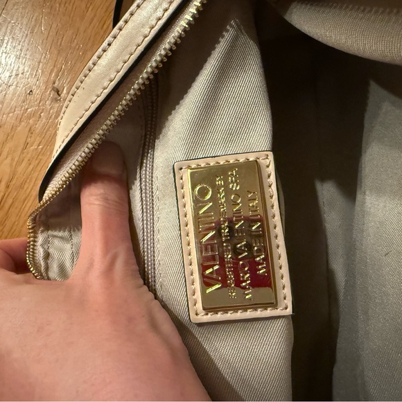 VALENTINO BY MARIO VALENTINO
Diana Logo Leather Crossbody Bag - Picture 9 of 12